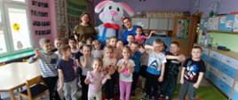 Poszczególne grupy przedszkolne pozują do zdjęcia