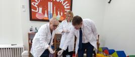 Burmistrz miasta Hajnówka Ireneusz Roman Kiendyś, Zastępca Burmistrza Barbara Sadowska oraz Kierownik Referatu Oświaty Jolanta Stefaniuk podczas wykonywania eksperymentu