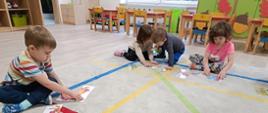 Zabawy - dzieci siedzą w sali, układają puzzle