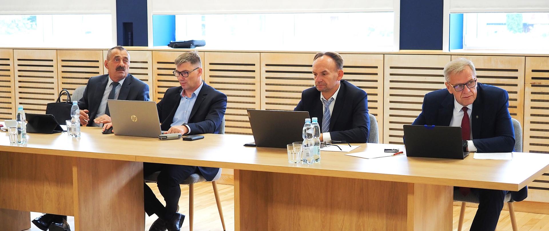 Członkowie Zarządu Powiatu w Bielsku Podlaskim podczas obrad sesji Rady Powiatu