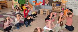 Zajęcia ruchowe - dzieci ćwiczą w sali przedszkolnej