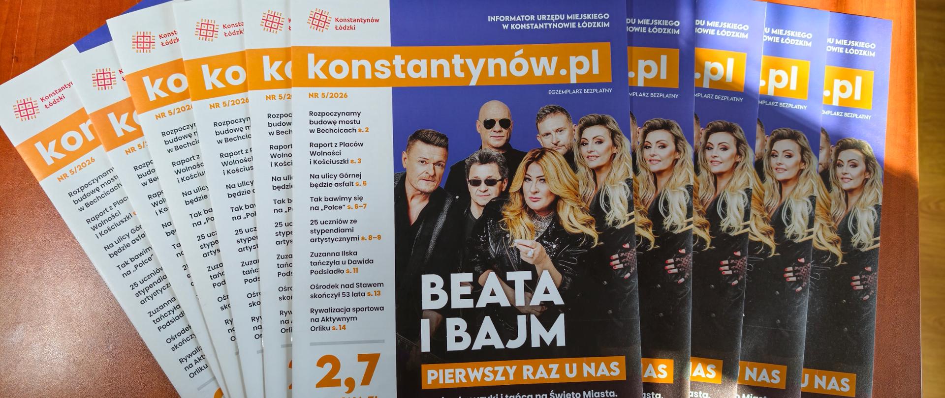 Rozłożone na blacie egzemplarze bezpłatnego Informatora Urzędu Miejskiego w Konstantynowie Łódzkim „konstantynów.pl” (numer 5/2026). Na okładce znajduje się zdjęcie zespołu Bajm oraz duży nagłówek „BEATA I BAJM, PIERWSZY RAZ U NAS”.