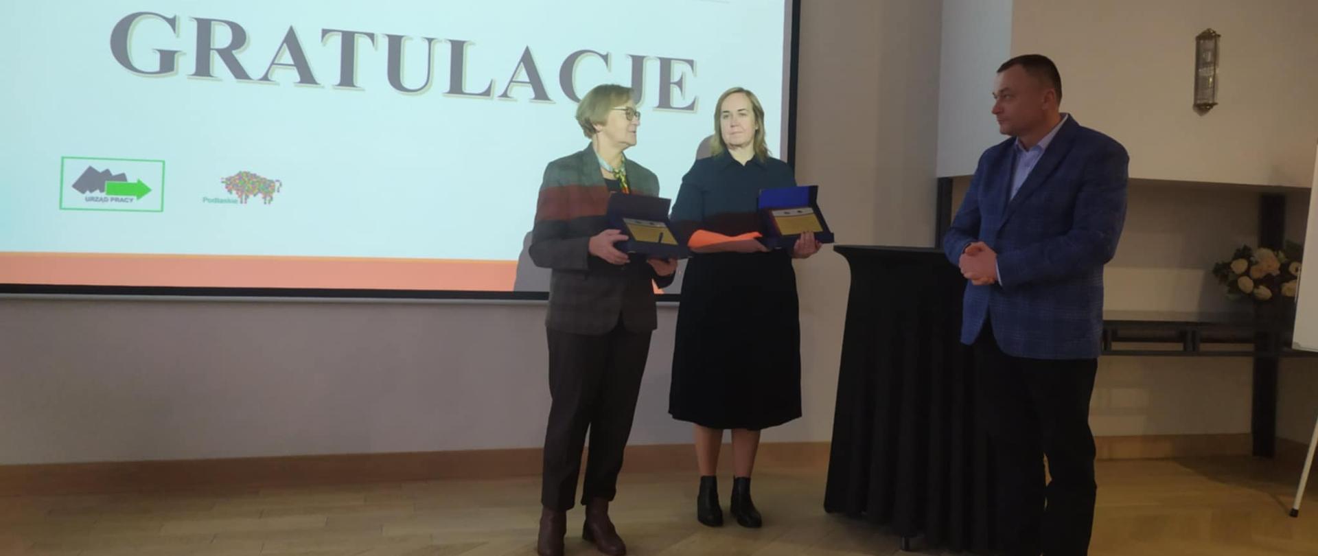 Dyrektor Powiatowego Urzędu Pracy Beata Dawidziuk odbiera wyróżnienie za praktykę „Kształcenie ustawiczne w PUP Bielsk Podlaski” 