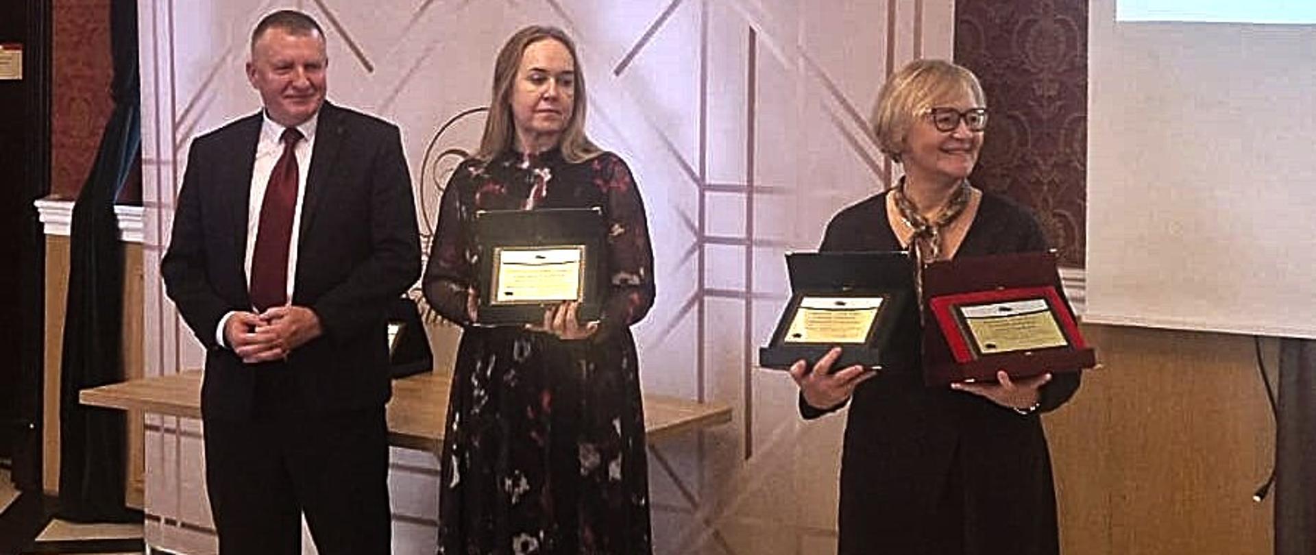 Dyrektor PUP w Bielsku Podlaskim Beata Dawidziuk odbiera zdobyte nagrody