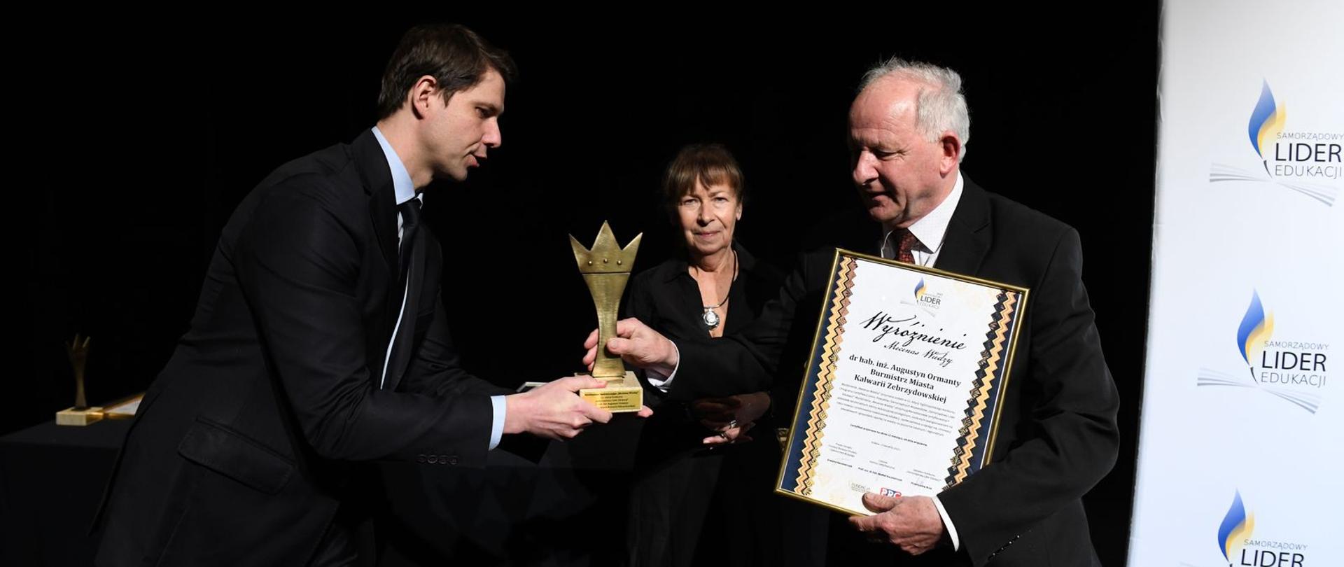 Burmistrz Miasta po prawej odbierający statuetkę 