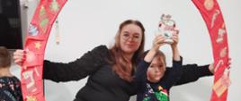 Rodzice pozują z dzieckiem do wspólnego zdjęcia, prezentują efekty warsztatów