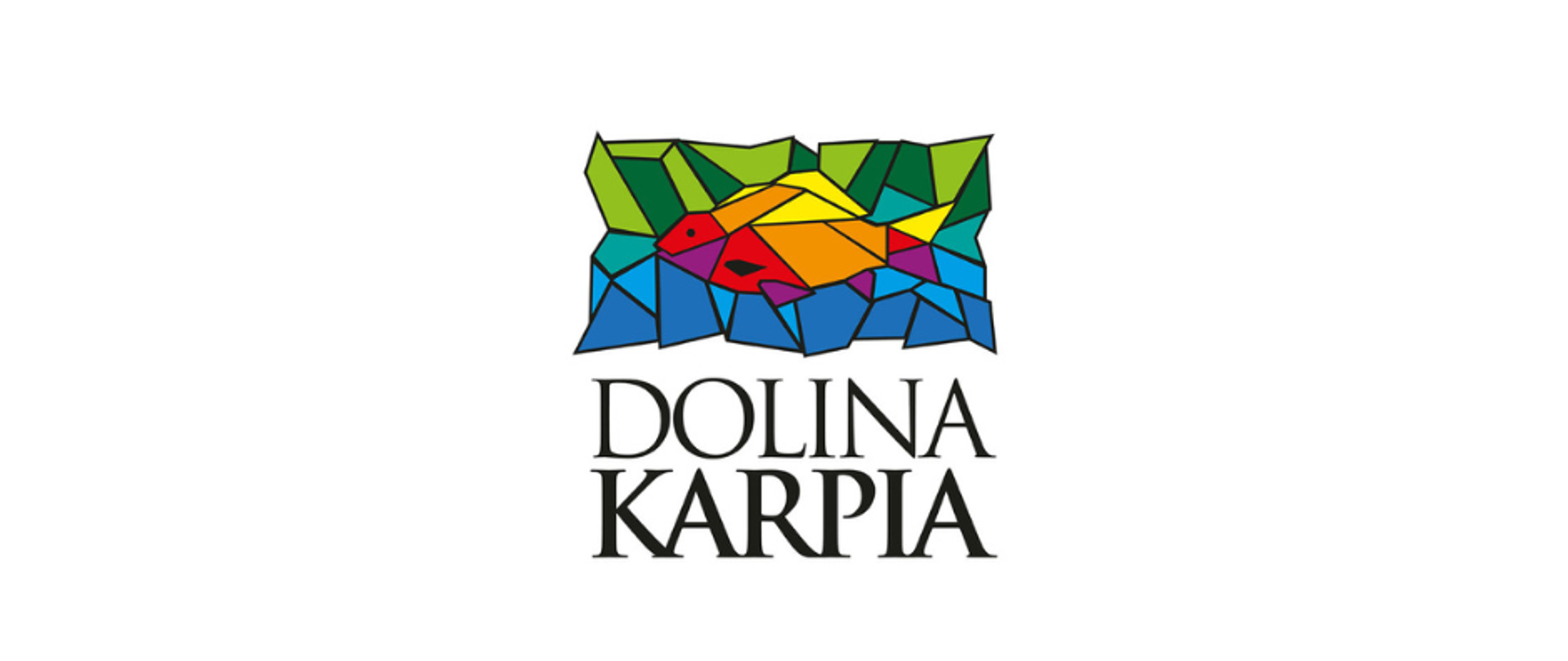 Kolorowe logo „Dolina Karpia” przedstawiające stylizowaną rybę z geometrycznych, mozaikowych kształtów w odcieniach zieleni, żółci, czerwieni i niebieskiego, umieszczoną nad czarnym napisem „DOLINA KARPIA” na białym tle.