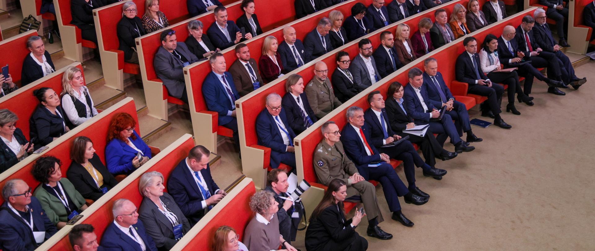 Warszawa, 04.12.2025. W pierwszym rzêdzie: premier Donald Tusk (6P), mnister finansów Andrzej Domañski (5P), wicemarsza³ek Sejmu Monika Wielichowska (8P), szef KPRM Jan Grabiec (7P) oraz wiceminister spraw wewnêtrznych i administracji Wies³aw Szczepañski (6L) podczas Szczytu Medycznego Bezpieczny Pacjent w siedzibie Ministerstwa Rozwoju i Technologii w Warszawie, 4 bm. Uczestnicy szczytu, wród których s¹ przedstawiciele rz¹du, NFZ, samorzadówców, dyrektorów szpitali oraz samorz¹dów medycznych, bêd¹ rozmawiaæ o sytuacji w systemie ochrony zdrowia w ostatnich latach i pomys³ach strony rz¹dowej na rozwój i reformê ochrony zdrowia, a tak¿e na poprawê bezpieczeñstwa pacjentów. (jm) PAP/Rafa³ Guz