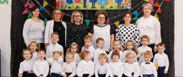 Przedszkolaki, nauczycielki i dyrekcja pozują do zdjęcia