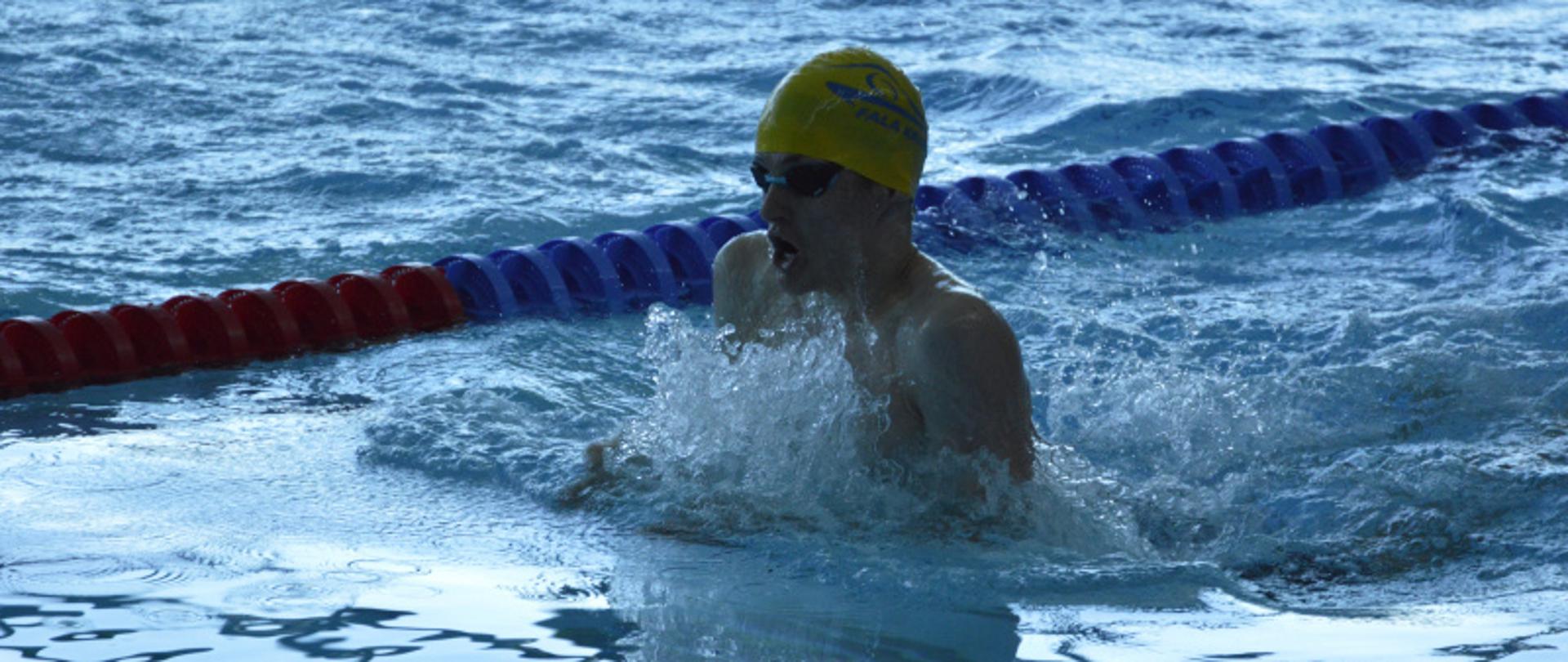 Dawid Dzięgielewski na torze pływalni