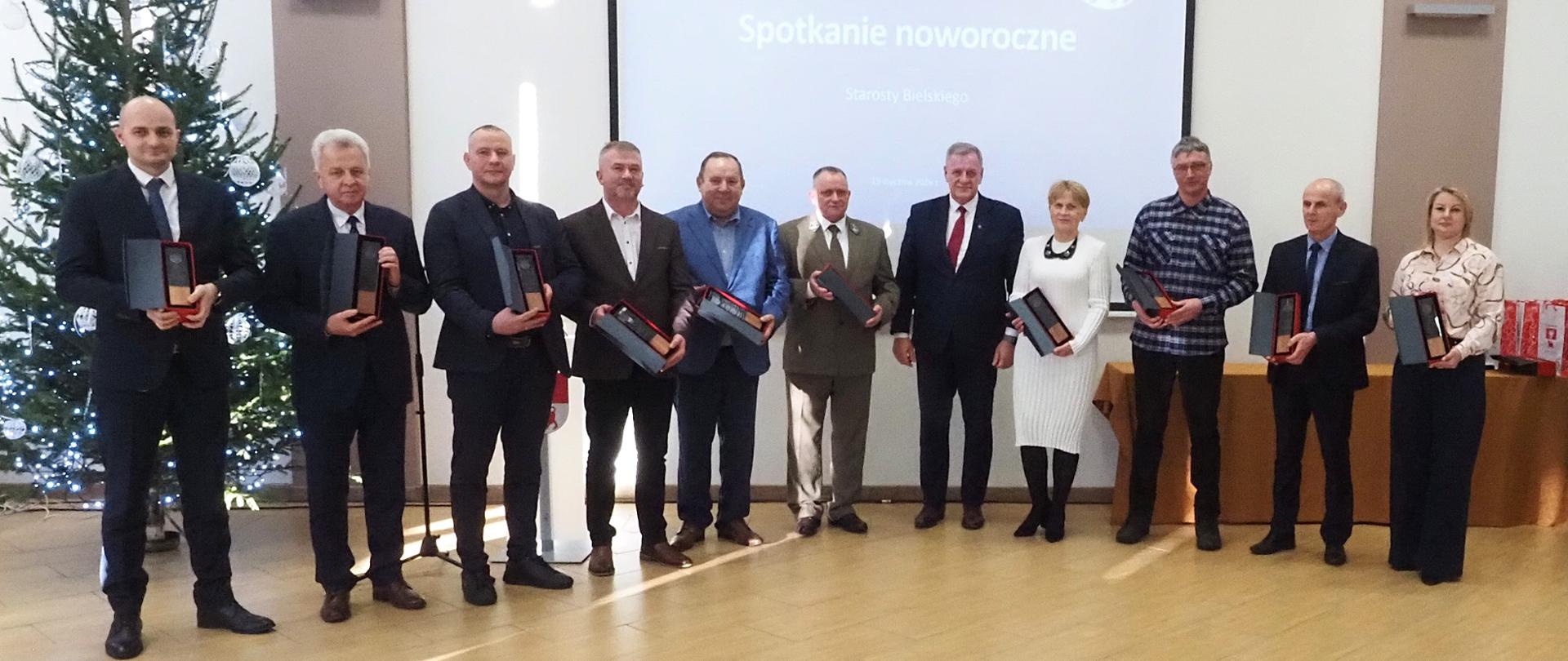 Starosta bielski Sławomir Jerzy Snarski z wyróżnionymi podczas spotkania noworocznego osobami