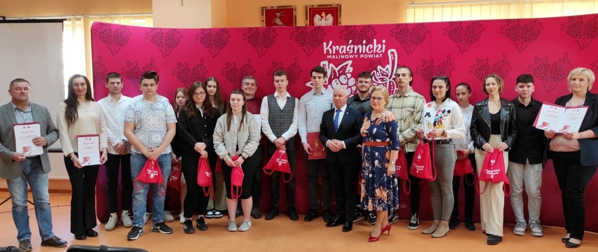 Na zdjęciu koordynatorzy Akcji Promującej Honorowe Krwiodawstwo, uczniowie ze szkół ponadpodstawowych oraz organizatorzy.