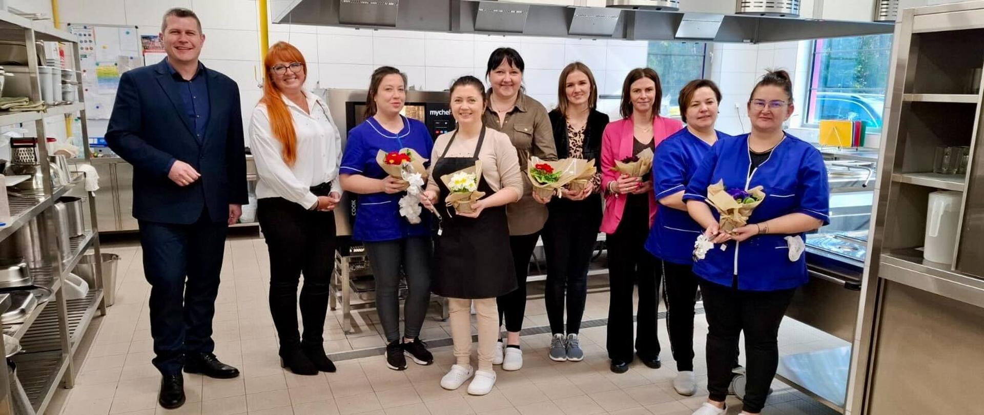 Burmistrz z panią Sekretarz oraz panie obsługujące kuchnie