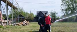 Nauka obsługi węża strażackiego