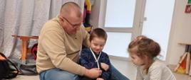 Dzieci uczą się zasad pierwszej pomocy na wypadek skaleczenia