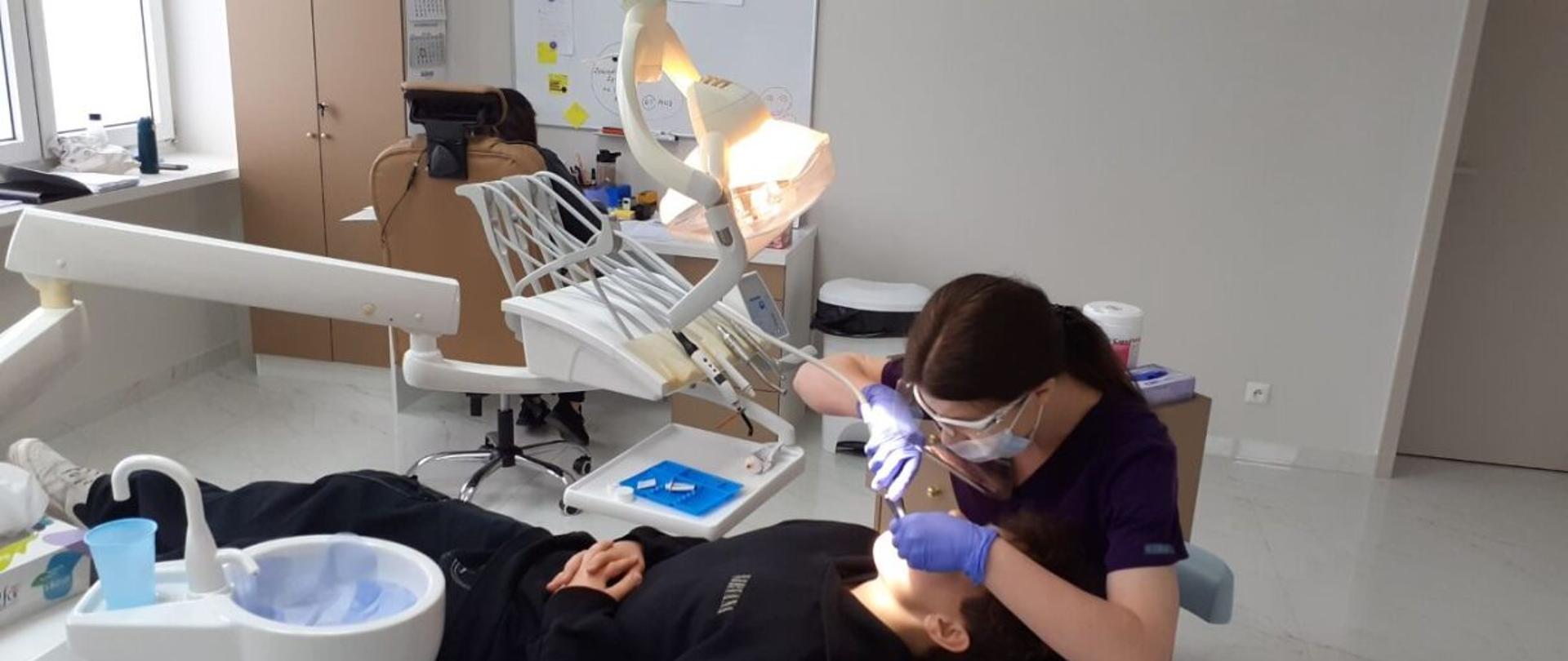 Pacjent na fotelu dentystycznym.