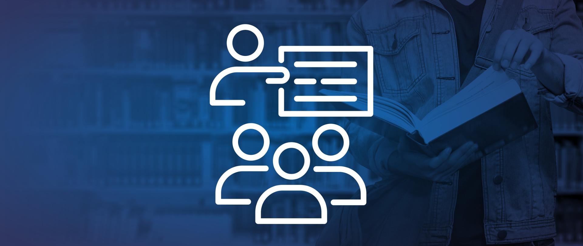 Grafika składa się z białej ikony symbolizującej szkolenie na niebieskim tle. Ikona przedstawia cztery osoby w trakcie szkolenia: pierwsza osoba, w górnej części ikony wskazuje ręką na tablicę z napisami. Poniżej znajdują się trzy osoby obok siebie. Tło stanowi kadr zdjęcia, w odcieniach koloru niebieskiego, osoby przebywającej w bibliotece i trzymającej otwartą książkę.