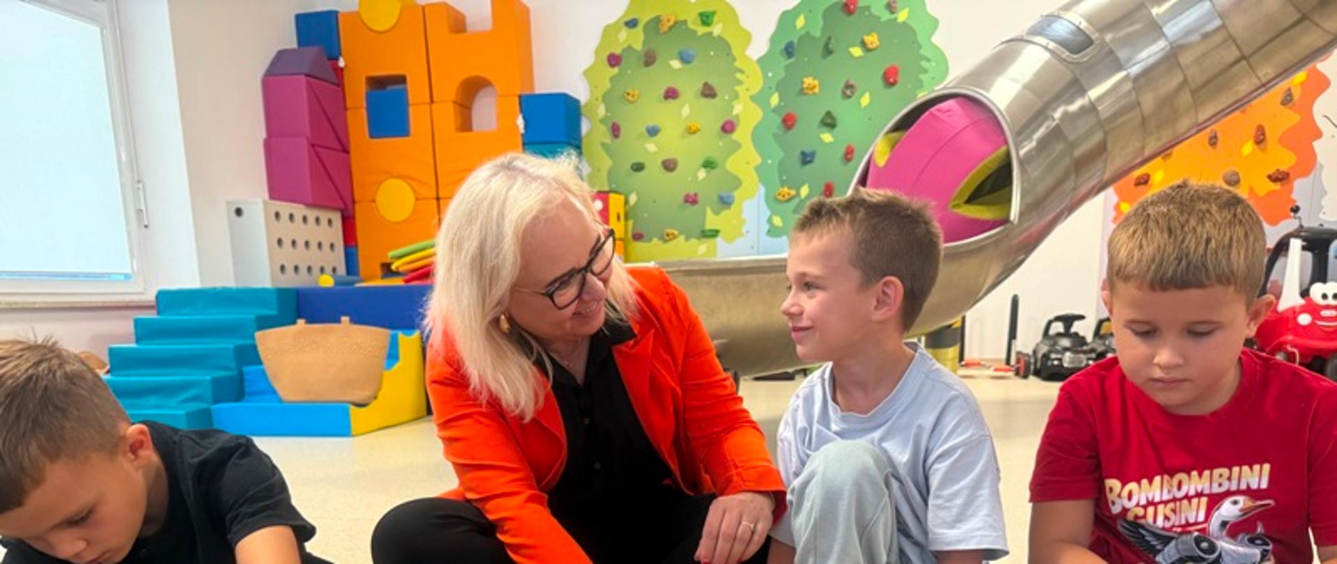 Dzieci w trakcie zabawy klockami LEGO