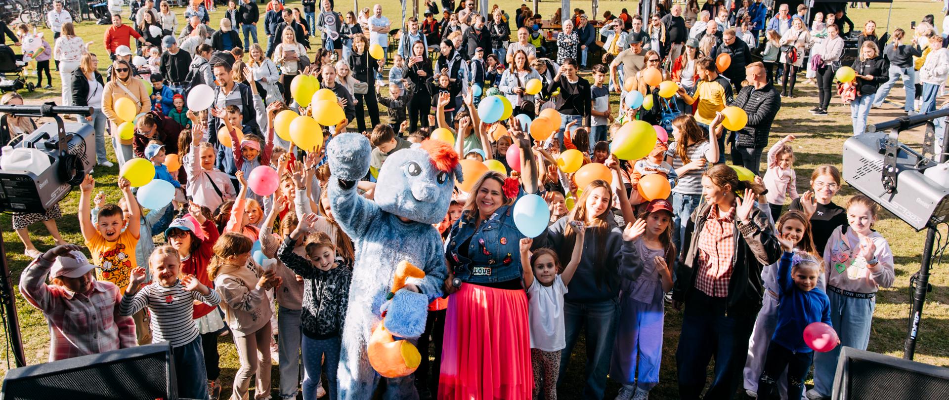 Duża grupa osób zgromadzona na terenie wydarzenia.