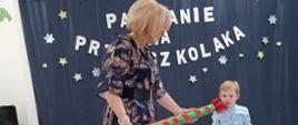 Pasowanie na przedszkolaka z udziałem dzieci i Pani Dyrektor.