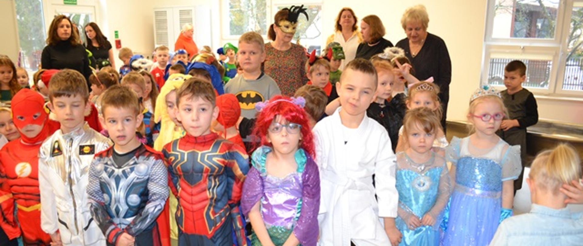 Dzieci pozują do wspólnego zdjęcia