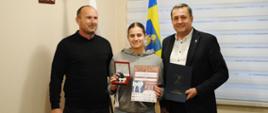 Zawodniczka - Martyna Gacek, trzymająca dyplom oraz medal z Wójtem Gminy Raba Wyżna Tomaszem Rajcą i trenerem Januszem Gackiem. W tle widać flagę Gminy Raba Wyżna