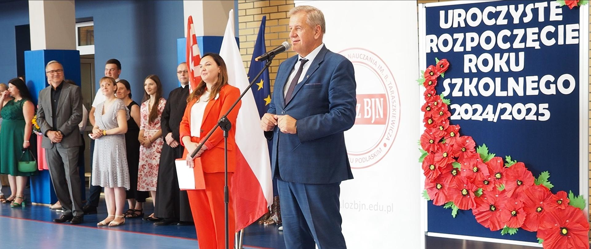 Starosta bielski Sławomir Jerzy Snarski i dyrektor II Liceum Ogólnokształcącego z BJN im. B. Taraszkiewicza w Bielsku Podlaskim Joanna Jakimiuk uroczyście zainaugurowali nowy rok szkolny