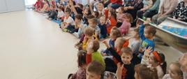 Dzieci słuchają wykładu przedstawicielek Policji