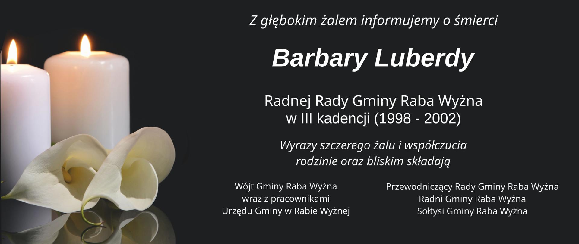 Po lewej białe świece i kwiaty. Po prawej kondolencje dla rodziny i bliskich.