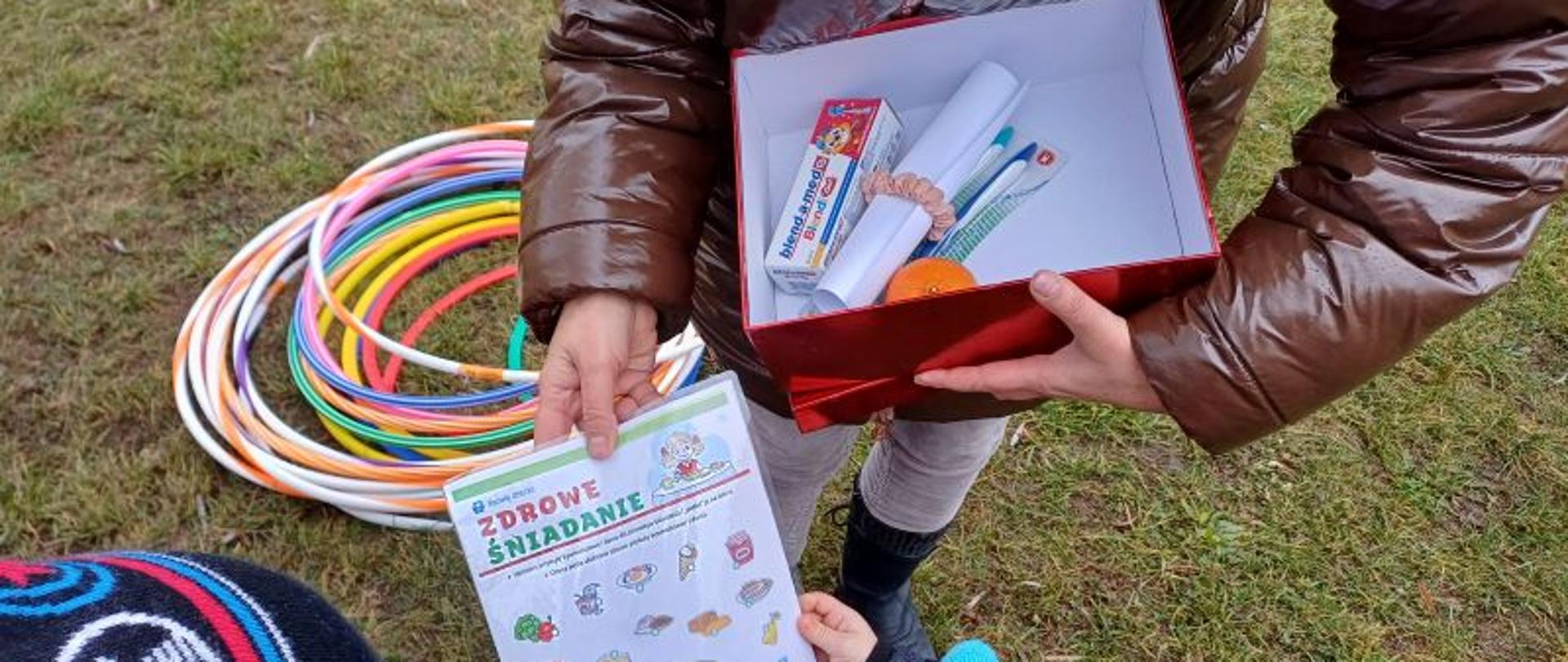 Dzieci w trakcie zajęć ruchowych na placu zabaw