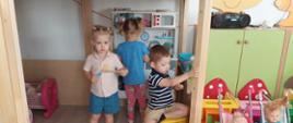Dzieci w trakcie zajęć w sali przedszkolnej