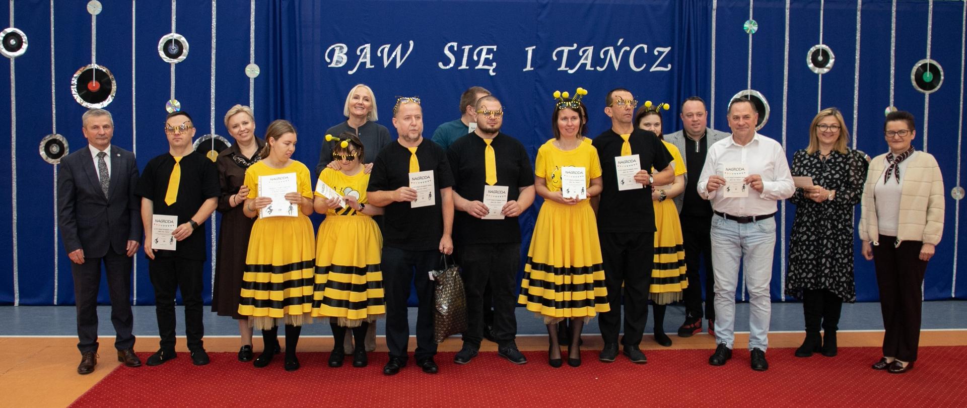 Uczestnicy konkursu "Baw się i Tańcz" oraz goście i organizatorzy