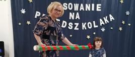Pasowanie na przedszkolaka z udziałem dzieci i Pani Dyrektor.
