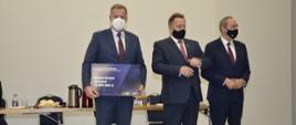 Starosta bielski Sławomir Jerzy Snarski odbiera symboliczny czek z przyznaną powiatowi bielskiemu kwotą dofinansowania z programu Polski Ład