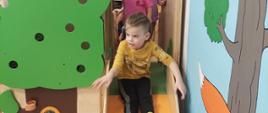 Dzieci korzystają ze zjeżdżalni
