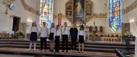 kolaż trzech zdjęć z kościoła w Rokicinach Podhalańskich dzieci przy ołtarzu ubrane w barwy biało granatowe śpiewają pieśni religijne. W tle ołtarz i witraże.