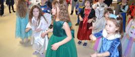 Dzieci w strojach w trakcie zabawy na balu