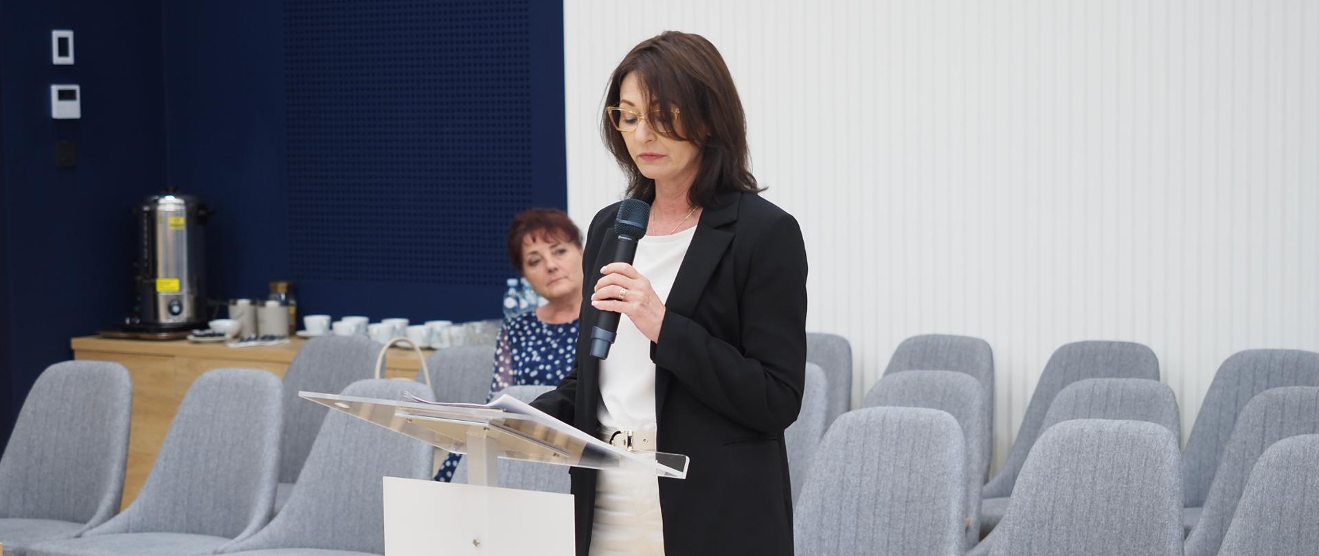 Dyrektor Placówki Opiekuńczo-Wychowawczej Typu Rodzinnego Nr 1 w Bielsku Podlaskim Edyta Zimnoch podczas prezentacji działalności jednostki na sesji Rady Powiatu