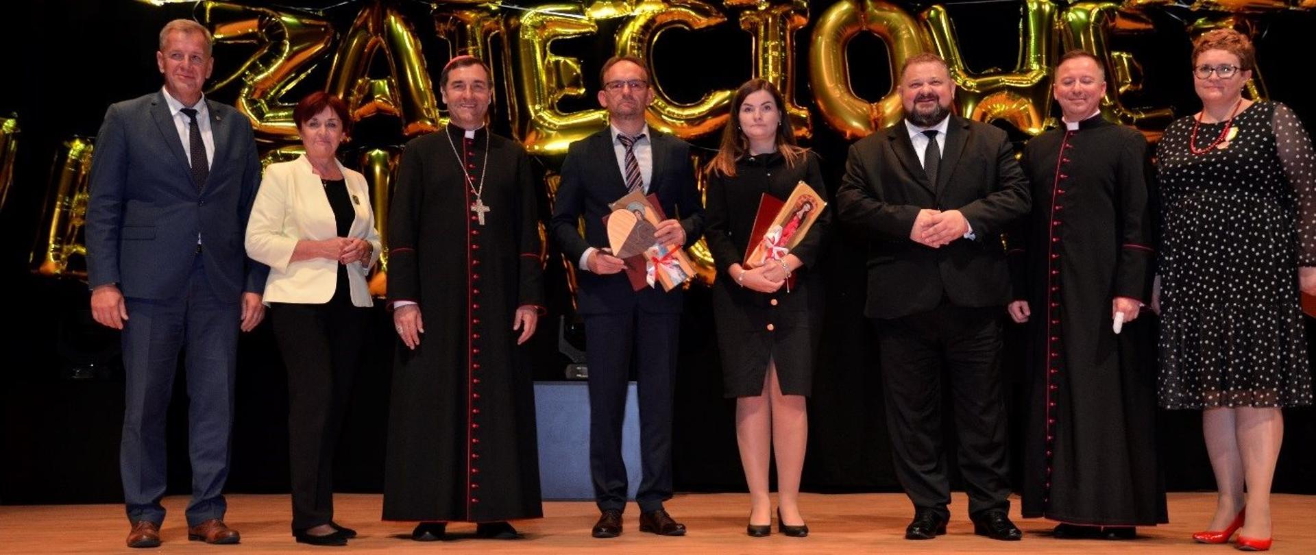 Wśród wielu gości podziękowania od ks. biskupa drohiczyńskiego Piotra Sawczuka i kierownik warsztatu Moniki Piotrowskiej-Śliwińskiej odebrali starosta bielski Sławomir Jerzy Snarski i wicestarosta Piotr Bożko