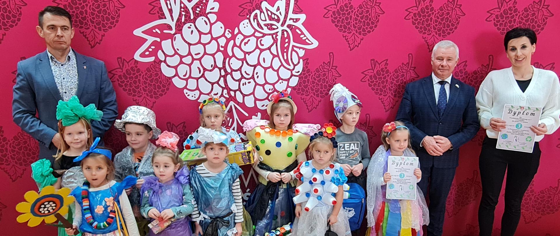 Nagrody dla laureatów wręczył starosta Andrzej Rolla oraz przewodniczący Jacek Dubiel