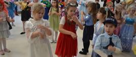Dzieci w strojach w trakcie zabawy na balu