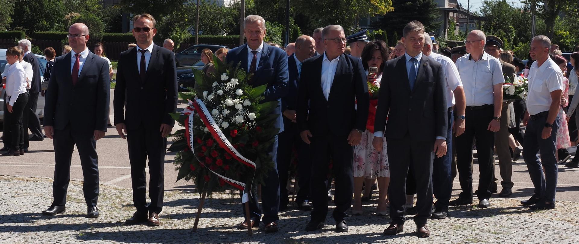 Przedstawiciele władz Powiatu Bielskiego składają wieniec pod pomnikiem Katyńsko-Smoleńskim w Bielsku Podlaskim w dniu Święta Wojska Polskiego