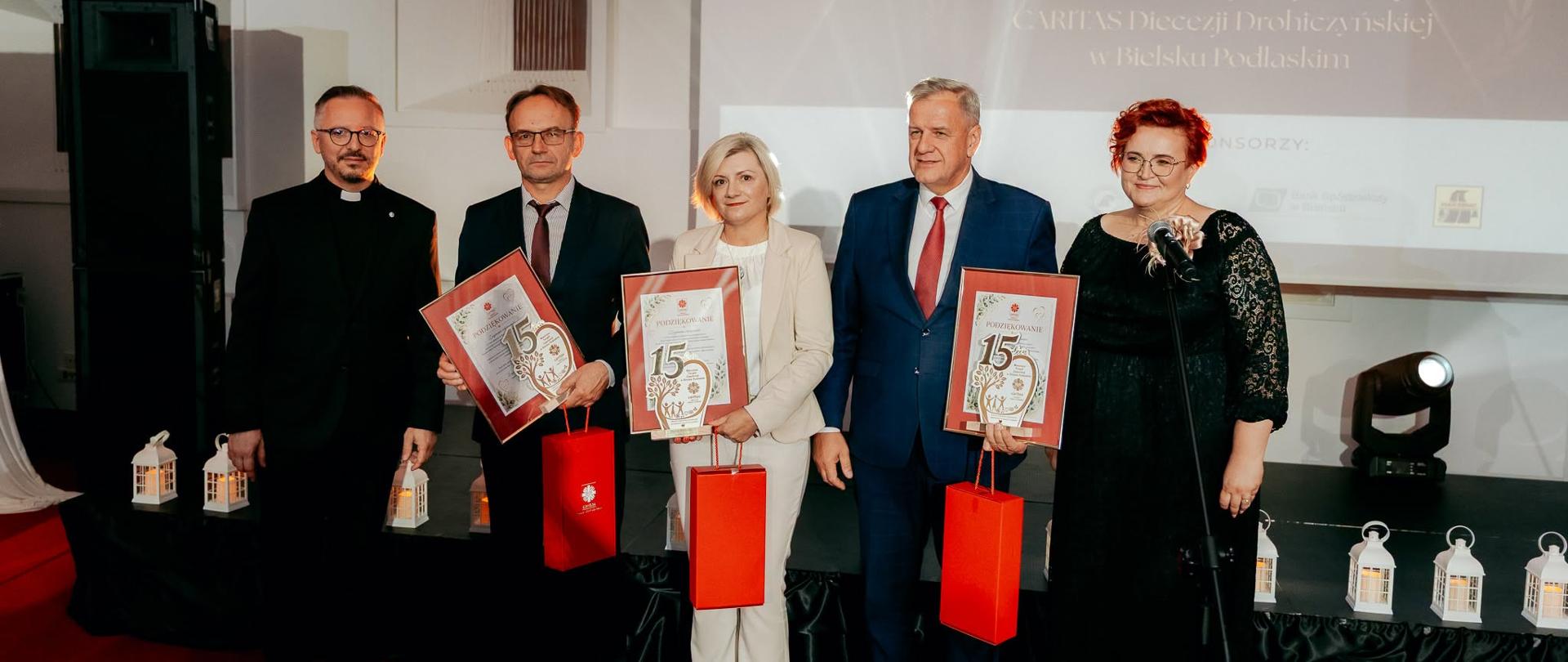 Jubileusz 15-lecia Warsztatu Terapii Zajęciowej Caritas Diecezji Drohiczyńskiej w Bielsku Podlaskim - wśród gości m.in. starosta bielski Sławomir Jerzy Snarski i wicestarosta Piotr Bożko 