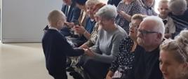 Dziadkowie oglądają występ