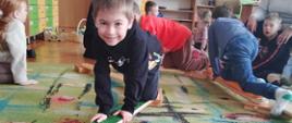 Dzieci w trakcie ćwiczeń na ścieżce sensorycznej