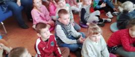 Dzieci i opiekunowie pozują do zdjęcia