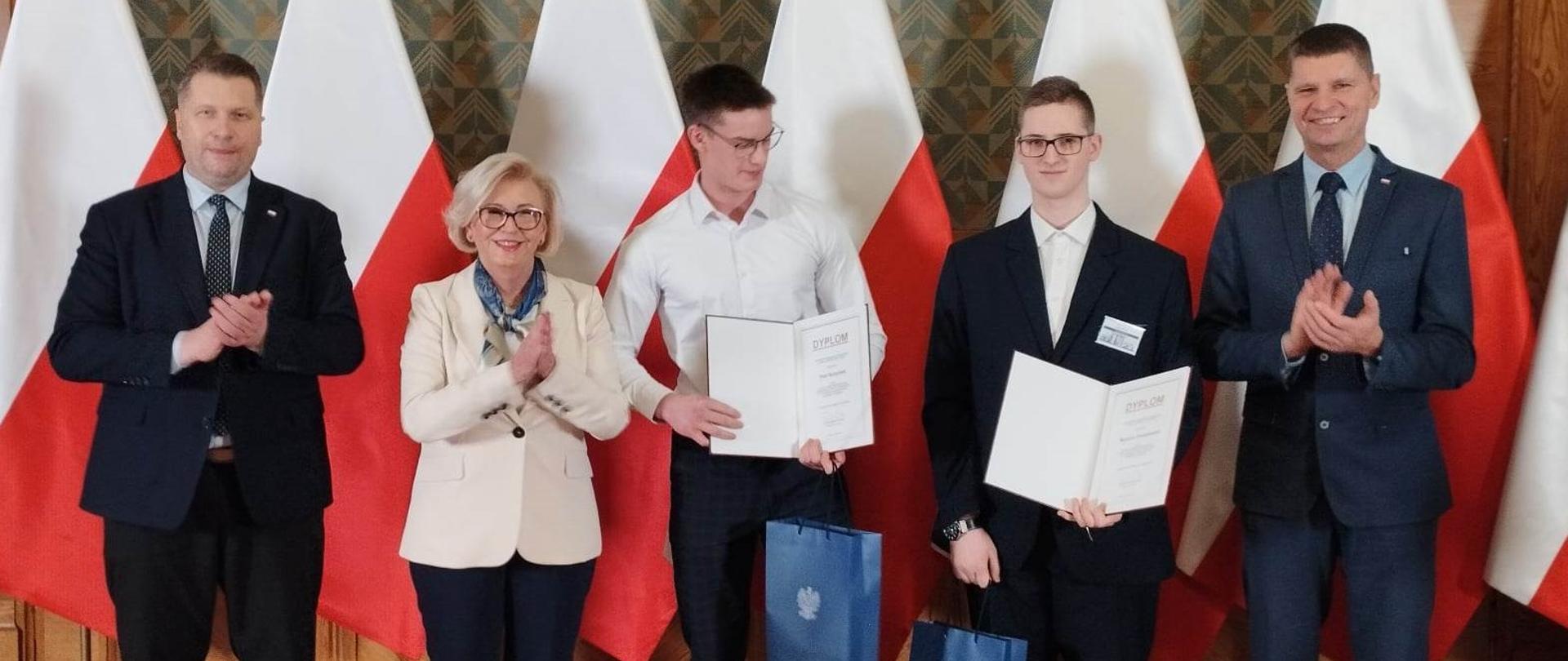 Stypendyści z II LO Mateusz Ostaszewicz i Piotr Burzyński w towarzystwie ministra i wiceministrów Edukacji i Nauki 