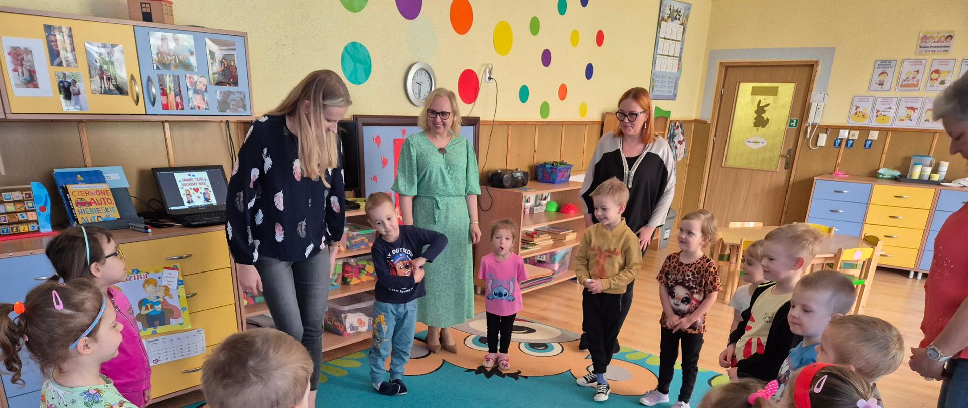 Zajęcia z dziećmi w sali edukacyjnej