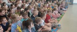 Dzieci oglądające spektakl