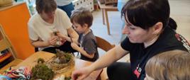 Rodzicie i dzieci wspólnie robią stroiki wielkanocne